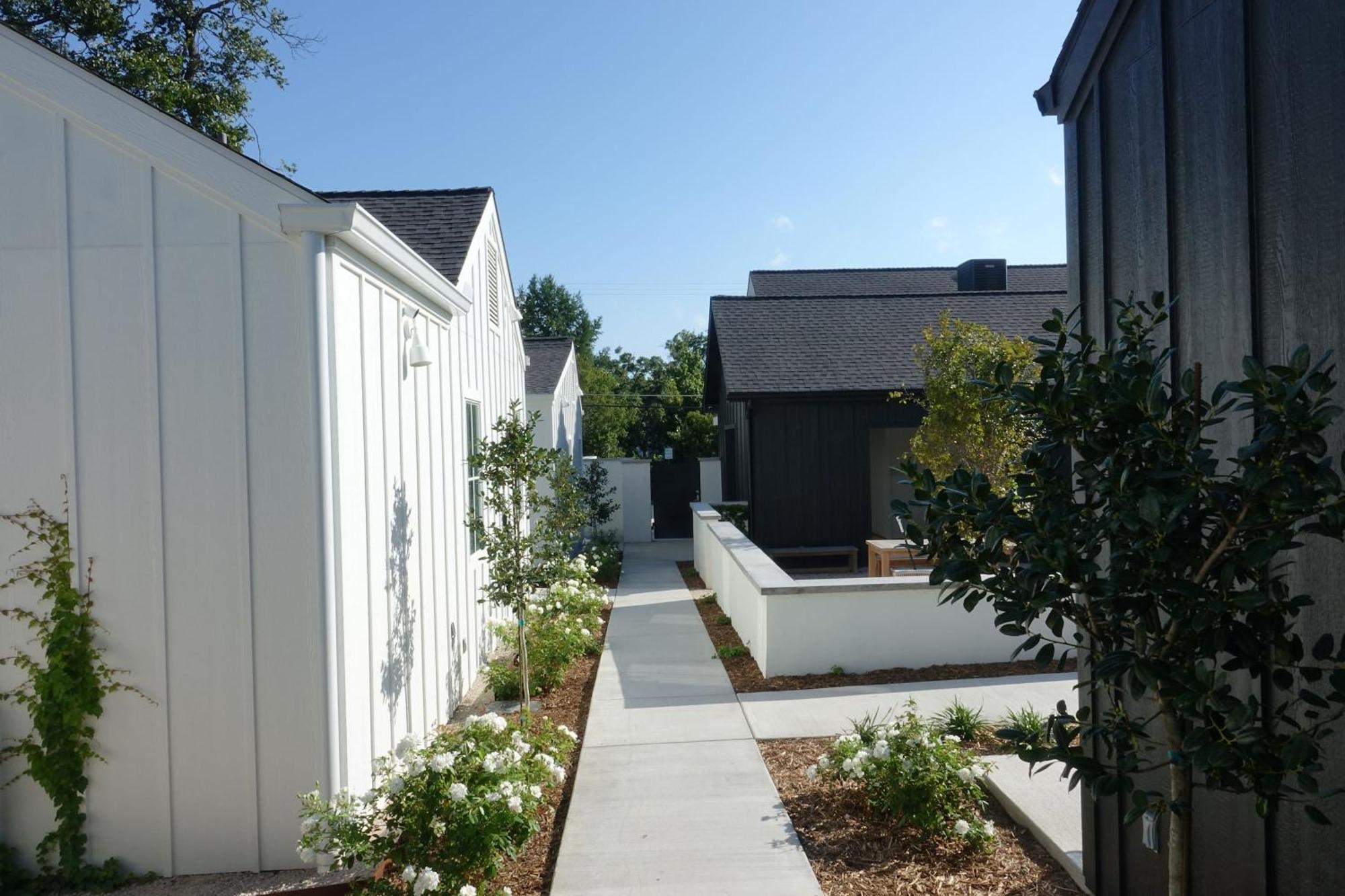 Whitetail Court Hotel Fredericksburg Exterior photo